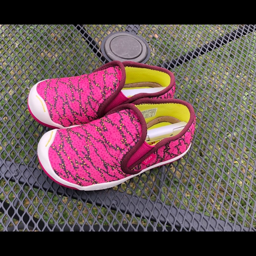 Plae Migi Electric Fuchsia color Sz 9.5 toddler